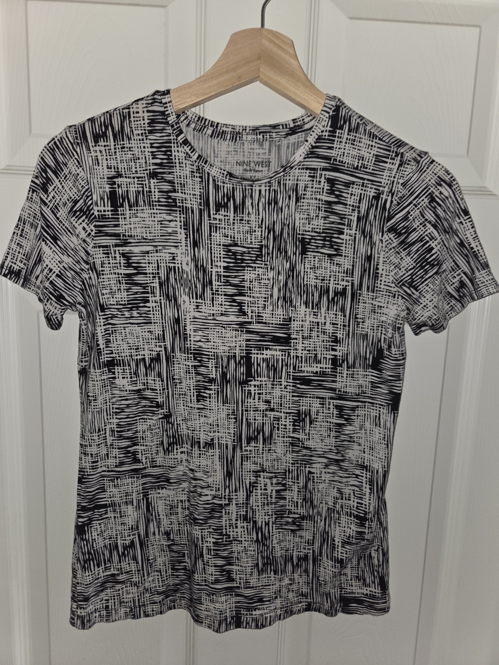 Nine West Black and White Abstract Short Sleeve Tee